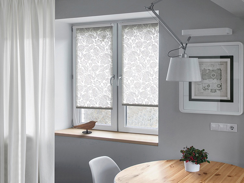 Монтаж рулонной шторы на створку окна - изображение 1 - заказать онлайн в салоне штор Benone в Хотьково